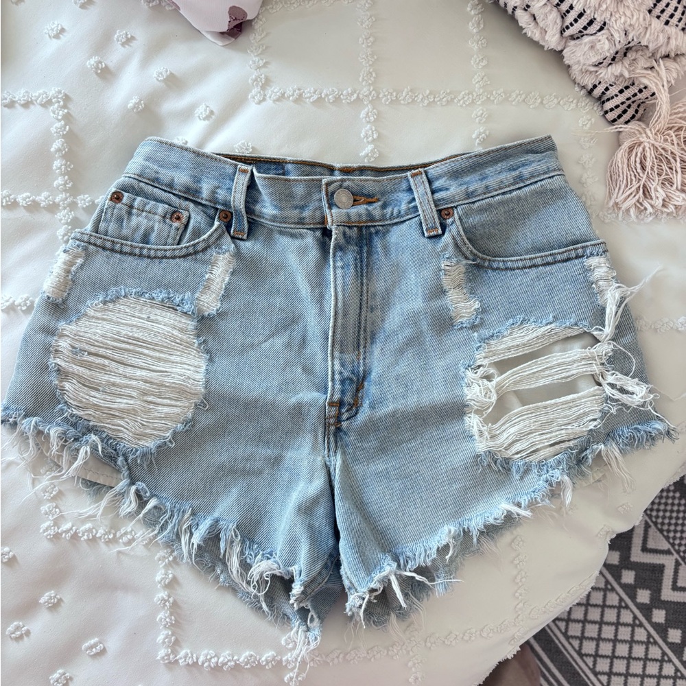 LEVIs Distressed Shorts - Picture 10 of 10